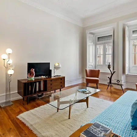 Beautiful&Spacious 2-Bed Apt Sleeps 6 in Lisbon *