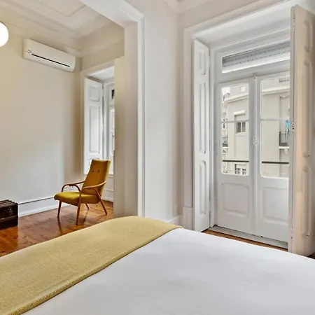 Beautiful&Spacious 2-Bed Apt Sleeps 6 in Lisbon * Lisboa
