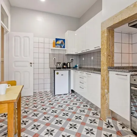 Beautiful&Spacious 2-Bed Apt Sleeps 6 in Lisbon Apartamento Lisboa