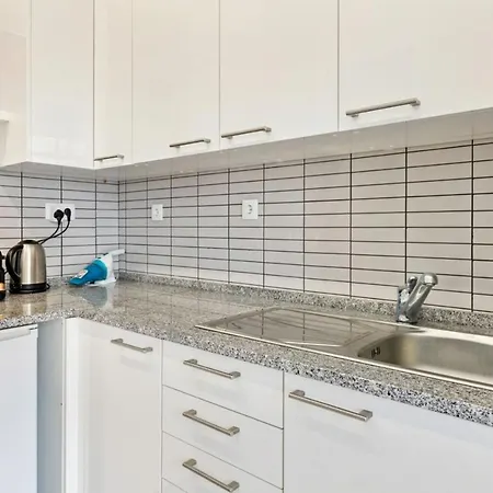 Beautiful&Spacious 2-Bed Apt Sleeps 6 in Lisbon
