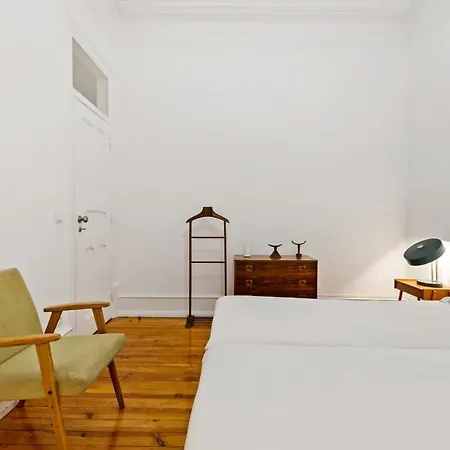 Beautiful&Spacious 2-Bed Apt Sleeps 6 in Lisbon * Lisboa