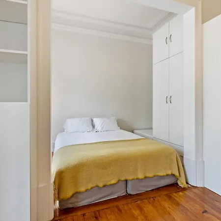 Beautiful&Spacious 2-Bed Apt Sleeps 6 in Lisbon * Lisboa